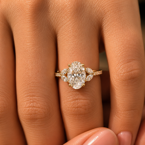 Anillo de compromiso de oro puro de 14K/18K personalizado con diamante de corte ovalado cultivado en laboratorio y diseño de tallo dividido, con racimos laterales de diamantes de corte marquesa, anillos de boda - Product Image 1