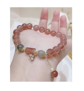 Bracelet en résine haut de gamme fait main au design élégant et contemporain, bijoux de mode pour femme, idéal pour les occasions décontractées, le bureau et les soirées - Product Image 2