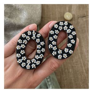 Boucles d'oreilles élégantes brodées de pierres et de perles, bijoux fantaisie faits à la main pour les tenues de soirée - Product Image 6