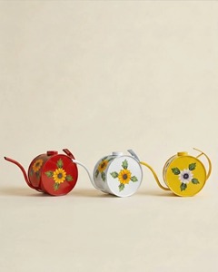 Hermosa regadera decorativa amarilla con diseño floral, perfecta para plantas de interior y exterior, jardín y uso en balcones y patios. - Product Image 6