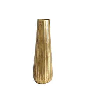 Vase à fleurs en métal doré fait main, produit décoratif élégant pour hôtels de luxe, appartements de luxe, maisons de designers, villas haut de gamme - Product Image 2