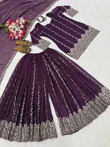 Ensemble de costume Sharara brodé violet de luxe avec dupatta en mousseline – Tenue ethnique de créateur pour femme, idéale pour mariage et fêtes - Product Image 5