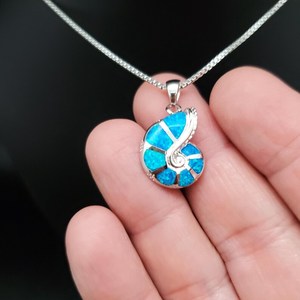 NIKHIL GEMS Pendentif délicat en opale bleue et coquille de nautilus en argent sterling 925, bijou de fiançailles vintage, cadeau pour elle, troisième partie - Product Image 1