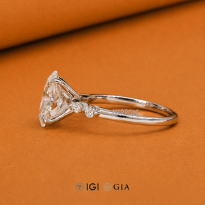 Anillo de compromiso con diamante cultivado en laboratorio certificado de corte ovalado de 2 quilates con diamantes laterales en forma de pera, elegante joyería nupcial para mujer. - Product Image 3