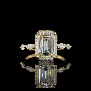 Bague de fiançailles en or massif avec diamant émeraude de 3 carats, halo caché, certifiée IGI, fournisseur de bijoux fins - Product Image 1