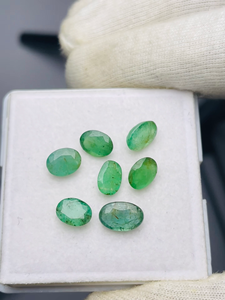Esmeraldas naturales de Zambia, corte ovalado, lote de 7 piezas, 8.46 quilates, buena calidad con brillo, color verde intenso, disponibles a precio económico. - Product Image 2