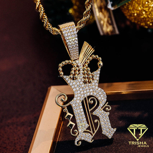 Colgante de Moissanita al por Mayor con Inicial Real y Diseño Inspirado en Corona, Detalles Brillantes de Letras, Joyería Premium de Hip Hop - Product Image 3