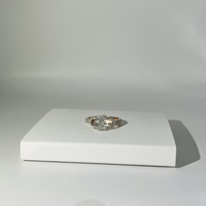 Bague de fiançailles de luxe pour femme en or jaune 14 carats avec 53 diamants naturels taille brillant rond et diamants latéraux blancs couleur H - Product Image 2