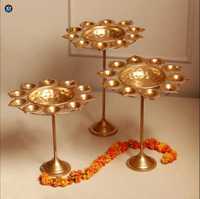 Candélabre circulaire en métal avec supports pour diya, pour les activités religieuses et les décorations festives