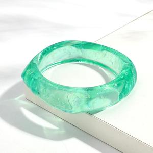 Brazalete Ancho de Resina Verde Intenso y Negro con Patrón en Espiral, Brazalete Acrílico Hecho a Mano, Joyería de Moda Brillante para Mujer - Product Image 5