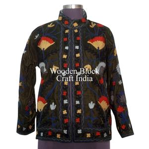 Veste d'hiver pour femme en velours brodé floral artisanal Suzani avec rembourrage en coton, logo sur le devant, cadeau de demoiselle d'honneur pour une fête - Product Image 1