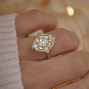 Bague de fiançailles vintage en diamant de laboratoire taille ovale Art Déco, sertie halo, style moderne classique de luxe, en or massif 14K, vente en gros - Product Image 2