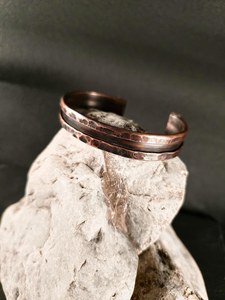 Orain Handicraft Brazalete de Cobre Puro Antiguo Hecho a Mano, Diseño de Doble Banda, Martillado a Mano, Acabado Pulido de Alto Brillo, Rústico y Forjado, Curativo - Product Image 6
