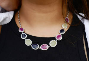 Compre un collar halo de rubí natural, zafiro azul y zafiro amarillo con plata 925, un collar moderno artesanal en venta. - Product Image 2