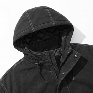 Chaqueta Negra Acolchada con Capucha y Forro, con Costuras en Contraste y Cierre de Botones a Presión |   Ropa Urbana Resistente OEM / Marca Privada - Product Image 4