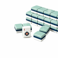 Jeu de tuiles de mahjong en acrylique bleu héritage avec motifs décoratifs sur le devant et dos colorés pour jeux de société et jeux de mahjong en intérieur