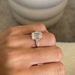 Bague à trois pierres en diamant taille émeraude de 5,50 carats _ Certifiée IGI D-VVS2 Émeraude & Baguette _ Bague en or rose 18 carats - Product Image 1