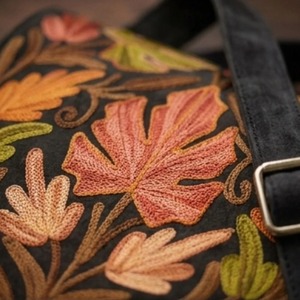 Sac messager brodé au point Crewel du Cachemire — Daim noir avec motif feuille de Chinar d'automne - Product Image 3