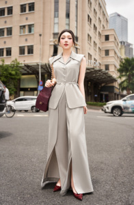 กางเกงขายาวทรงขาบานเอวสูงสำหรับผู้หญิง สีเทา แต่งจีบ ผ่าหน้า ทรงหลวม สไตล์ลำลองสำหรับทำงาน ใส่ได้กับชุดสูท รุ่น IRIS - Product Image 4