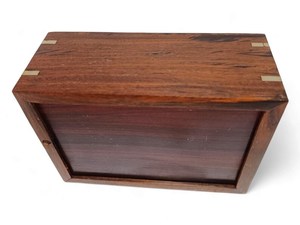 Urne funéraire en bois pour animaux de compagnie, gravée avec le nom et les dates, boîte rectangulaire pour les restes d'animaux, fabriquée avec amour - Product Image 2