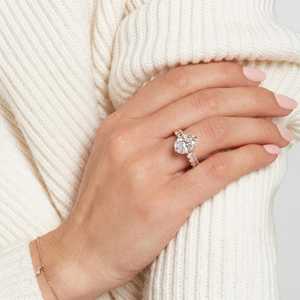 Meilleure bague éternité en argent massif plaqué or avec moissanite ovale 3 carats, halo caché et pierres latérales, cadeau d'anniversaire ou de mariage pour elle - Product Image 3