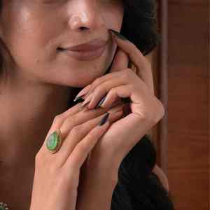 Anillo llamativo con halo de plata y gema verde talla pera con acabado en oro vintage para compromiso, uso étnico y diario. - Product Image 3