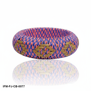 กำไลข้อมือทอมือ Tissé Amalya: การทอเส้นด้ายสีคอรัลและสีน้ำเงินที่สดใส พร้อมตกแต่งด้วยลายไม้สีเอิร์ธโทนเพื่อสไตล์ชนเผ่า - Product Image 3