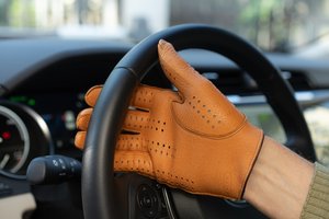 Guantes de Conducción de Cuero Perforado Color Bronceado, Estilo y Comodidad Premium para Hombre, Mejora tu Conducción con Cuero Genuino de Alta Calidad - Product Image 2