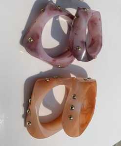 Brazaletes de Resina Ecológicos Personalizados con Diseño Marmoleado y Tachuelas Doradas, Brazalete Ancho Geométrico en Azul, Negro, Rosa y Morado, para Navidad - Product Image 3