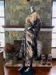 Vestido Caftán de Rayón Color Marrón Arena con Estampado Shibori Tie Dye, Estilo Boho, Arte Vestible, Corte Holgado - Product Image 3