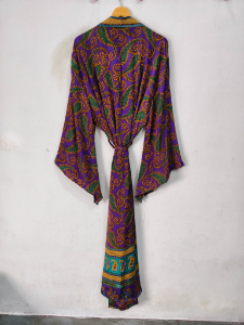 Kimono de Seda de Lujo con Parches, Túnica Larga para Dormir o Cubrir el Bikini, Kimono de Sari de Seda Reciclada Vintage Hecho a Mano en India - Product Image 3