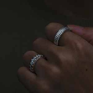 Anillo de eternidad completo con diamantes negros redondos de moissanita para unisex, plata fina 925 original, regalo sorpresa de boda para enamorados - Product Image 4