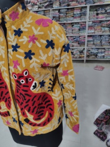 Veste en velours jaune pour femme, broderie tigre rouge, motif floral, manches longues, col rond, Shree Radha Govind Export, coton respirant - Product Image 3