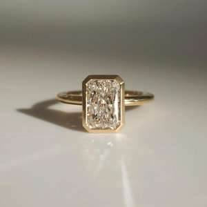 แหวนมอสซาไนต์ทรงเรเดียนท์คัท เงินแท้ 925 ชุบทอง 3.50 กะรัต ประดับแบบช่อง ดีไซน์หรูหรา วินเทจ คลาสสิก แหวนแต่งงาน - Product Image 6