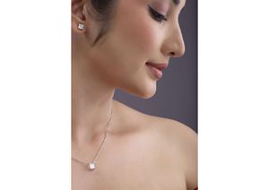 Élégantes boucles d'oreilles clous en diamant de laboratoire taille princesse, plaqué or 18 carats, certifiées IGI, idéales pour les fêtes, les cérémonies religieuses et les commémorations - Product Image 2
