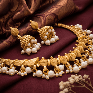 Ensemble de colliers ras-du-cou élégants et tendance en perles plaquées or, avec chaîne corde, bijoux de mariage indiens traditionnels de style temple antique, Jhumka - Product Image 4