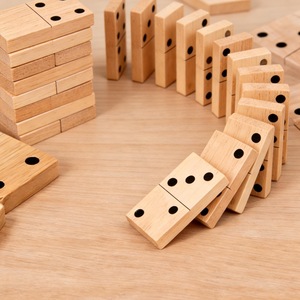 Juego de Dominó Doble Seis de Madera de Colores ILAHI, 28 Piezas, Ecológico, Tallado y Grabado, Diseño Antiguo, Caja Rectangular Alta de Madera - Product Image 1