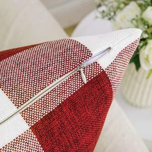 Fundas de Almohada Decorativas Cuadradas de Lino Suave con Estampado a Cuadros Clásico Navideño, Paquete de 2 para el Hogar - Product Image 1