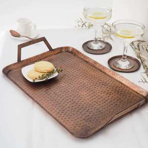 Elegante bandeja de cobre para servir con borde elevado y asas laterales para cocina, comedor, mesa de café y decoración del hogar. - Product Image 1
