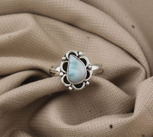 Bague en Larimar Naturel Forme Fantaisie, Argent Sterling 925, Pierre Bleue Véritable Sertie Clos, Bijoux Artisanaux Classiques pour Fêtes, Vente en Gros - Product Image 3