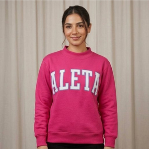 เสื้อสเวตเชิ้ตคอเต่าสีชมพูสำหรับผู้หญิง ยี่ห้อ Aleta แบบสั่งทำพิเศษสำหรับมหาวิทยาลัย ลายตัวอักษร Varsity สไตล์วิทยาลัย แสดงถึงจิตวิญญาณของโรงเรียน - Product Image 1