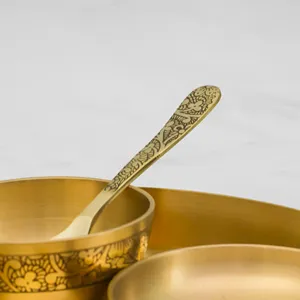 Assiette de cuisine indienne traditionnelle, thali, repas festif, bols ronds en métal, cuillère, verre, culture, célébrations. - Product Image 3