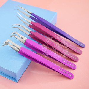 Pince à épiler en fibre d'acier inoxydable avec logo personnalisé de qualité supérieure pince à cils de couleur rose antidérapante à pointe pointue et courbe à 45 degrés - Product Image 1