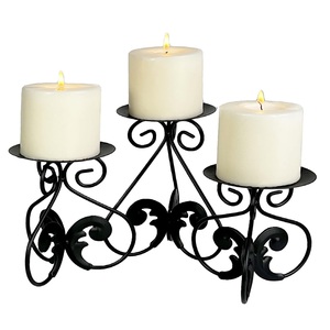 Candelabro Tradicional de Hierro Decorativo con Tres Velas para Decoración del Hogar - Product Image 1