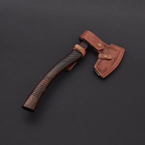 Hache en acier damas forgée à la main avec manche en bois et étui en cuir pour la survie - Product Image 6