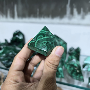 Pierres précieuses vertes naturelles de qualité supérieure en vrac Agate de malachite précieuse Pyramide faite à la main pour la décoration Méditation Guérison en vrac - Product Image 1