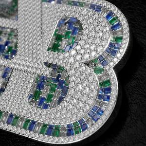 Colgante de Plata 925 con Doble Letra, Adornado con Piedras Azules y Verdes en Corte Baguette y Diamantes Pavé, Joyería Hip Hop - Product Image 2