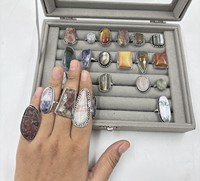 Lot en gros de bagues unisexes tendance faites à la main en laiton plaqué argent 925 avec pierres précieuses naturelles serties clos, assortiment varié