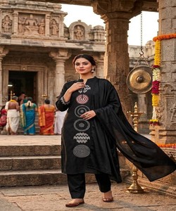 ชุดเสื้อผ้าปักลายผ้าฝ้ายสลับสีสไตล์หรูหรา พร้อมผ้าคลุมไหล่ สำหรับงานเทศกาล ราคาขายส่ง เสื้อผ้าชาติพันธุ์ สีดำ - Product Image 3