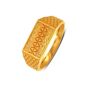 Bague Chevalière Géométrique de Luxe Plaqué Or pour Homme avec Triangle Intricat Gravé, Face Rectangulaire et Bande Texturée - Product Image 1
